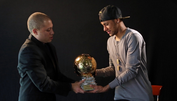 作为个体，每个人都是不同的。我喜欢吃粤菜，你喜欢...（各有所爱：我偏爱粤菜，你钟情于……）