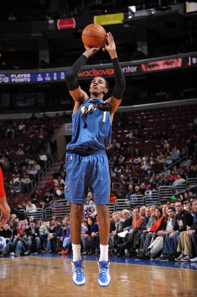 勇士外线三分连续暴走（勇士外线火力爆棚，三分狂飙不止）