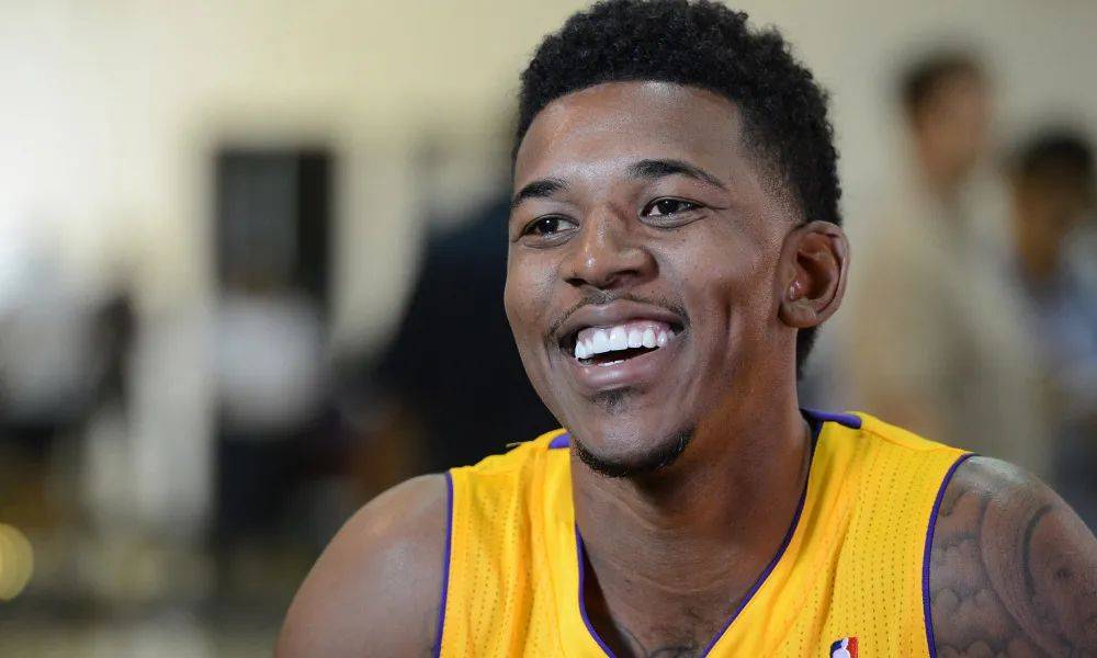 斯基拉：米兰派球探考察萨索洛中卫穆哈雷莫维奇和伊泽斯（斯基拉：米兰派球探考察萨索洛两位中卫穆哈雷莫维奇、伊泽斯）