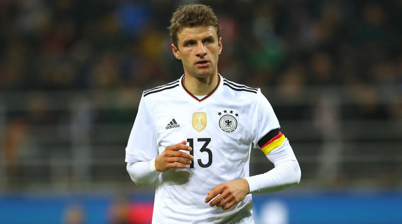 默特萨克、于大宝观战梅州U15vs浙江U15，并与小球员互动（默特萨克与于大宝到场观看梅州U15对阵浙江U15，并与小球员互动交流）